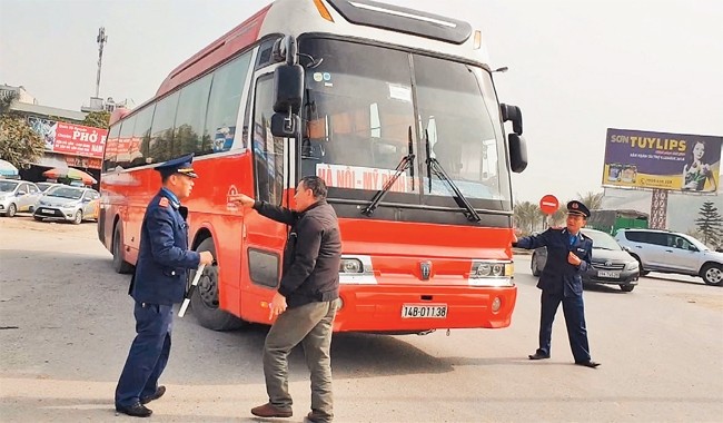 Tài xế xe “dù” đón trả khách sai quy định còn chống đối lực lượng thanh tra giao thông tại Quảng Ninh. Ảnh | HỮU TUẤN
