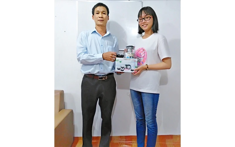 Thầy Lê Nguyễn Bảo Nguyên tặng quà cho các học sinh xuất sắc.