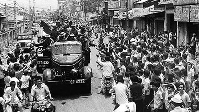 Người dân Sài Gòn vui mừng chào đón các chiến sĩ giải phóng. Ảnh tư liệu
