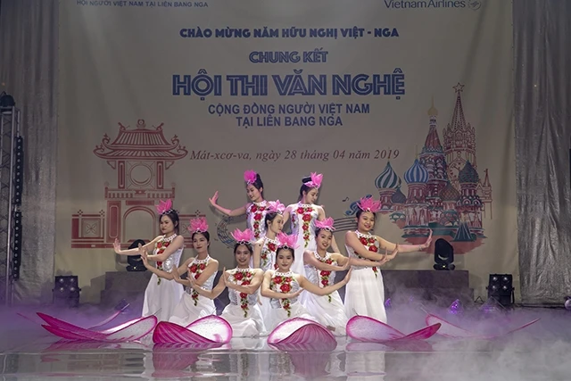 Tiết mục múa Hồn Sen Việt của các sinh viên trường ĐH Quản lý GUU.