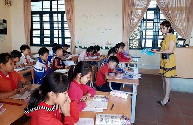 Một tiết học tiếng Anh của học sinh Trường tiểu học Tình Cương, huyện Cẩm Khê (Phú Thọ). Ảnh: MẠNH THUẦN