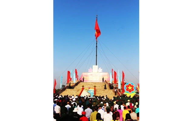 Lá cờ đỏ sao vàng được kéo lên trên đỉnh Kỳ đài Hiền Lương tại Lễ Thượng cờ, sáng 30-4.