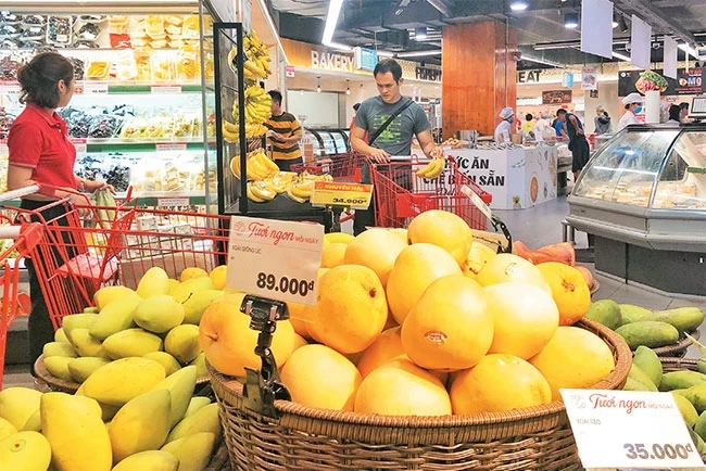 Người tiêu dùng mua sắm hàng hóa tại siêu thị Big C (Hà Nội). Ảnh: MINH HÀ