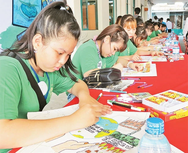 Công nhân Công ty TNHH Lạc Tỷ, quận Bình Tân tham gia vẽ tranh cổ động về an toàn, vệ sinh lao động.