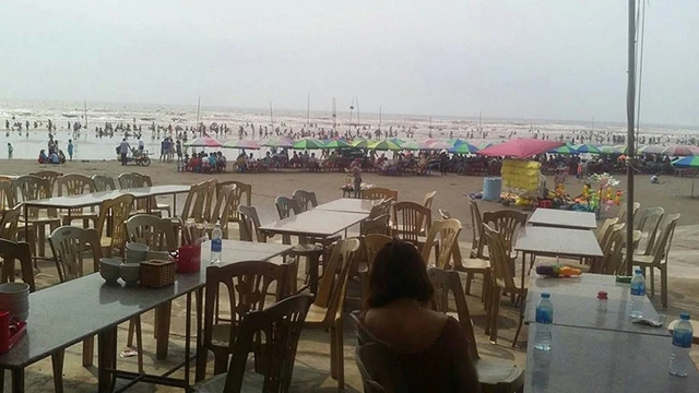 Hàng quán kinh doanh hoạt động tự phát trên bãi biển Cồn Vành, huyện Tiền Hải, tỉnh Thái Bình.