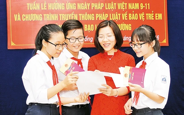  Truyền thông pháp luật về bảo vệ trẻ em và phòng chống bạo lực học đường cho học sinh trường THCS Bế Văn Ðàn (Hà Nội). Ảnh: Quang Minh