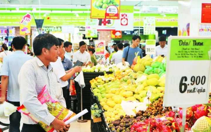 Người tiêu dùng mua sắm hàng hóa tại siêu thị Hapro Kim Chung.