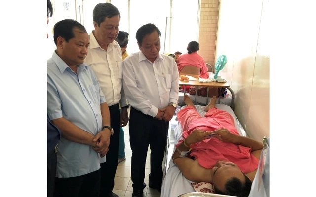 Lãnh đạo TP Cần Thơ thăm hỏi Đại úy Nguyễn Minh Nhựt tại Bệnh viện Chợ Rẫy.