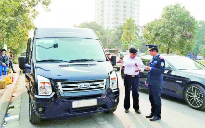 Lực lượng Thanh tra giao thông Hà Nội xử lý một trường hợp xe hợp đồng Limousine trá hình xe khách liên tỉnh. Ảnh: ĐẶNG NHẬT