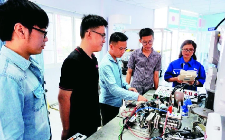 Học viên thao tác quy trình tự động hóa tại Trung tâm Đào tạo và Chuyển giao công nghệ Việt - Nhật (VJTC) thuộc SHTP.