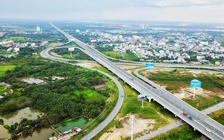 Tuyến đường cao tốc TP Hồ Chí Minh - Long Thành - Dầu Giây đưa vào sử dụng đã góp phần tăng cường giao thương hàng hóa và khách hàng giữa TP Hồ Chí Minh và các tỉnh vùng kinh tế trọng điểm phía nam. 