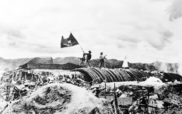 Chiều 7-5-1954, lá cờ “Quyết chiến - Quyết thắng” của QĐND Việt Nam tung bay trên nóc hầm tướng De Castries đánh dấu chiến dịch lịch sử Điện Biên Phủ toàn thắng. Ảnh: Tư liệu TTXVN