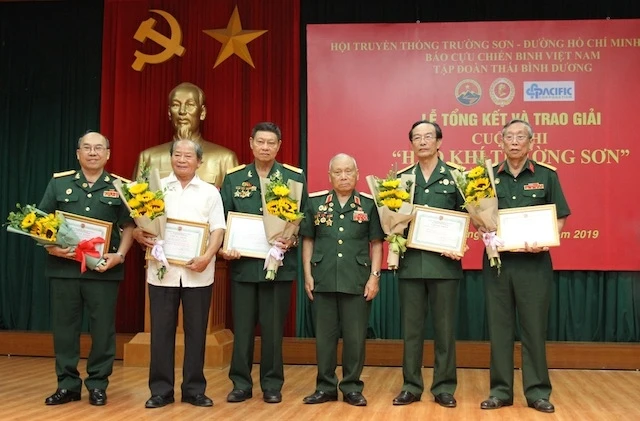 Thiếu tướng Võ Sở, Chủ tịch Hội Truyền thống Trường Sơn - Đường Hồ Chí Minh Việt Nam trao giải cho năm đơn vị đoạt giải Tập thể Xuất sắc.