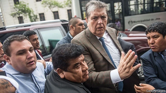 Cựu Tổng thống Peru Alan García đến Văn phòng công tố viên ở TP Lima ngày 15-11-2018. Ảnh: THE ECONOMIST