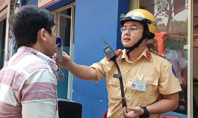 Lực lượng chức năng kiểm tra nồng độ cồn, chất ma túy các tài xế tại tuyến phố trên địa bàn quận 1 (TP Hồ Chí Minh). Ảnh: CHÍ THẠCH