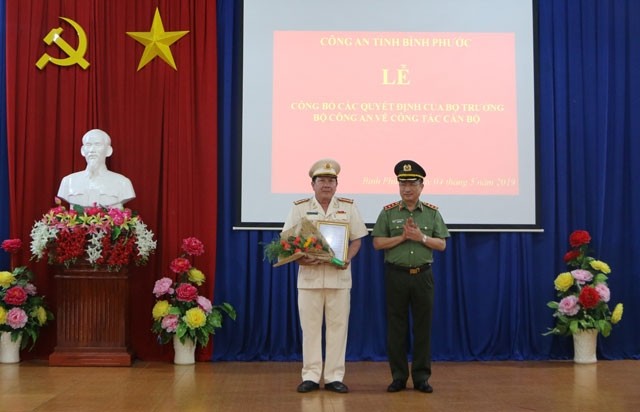 Thượng tướng Nguyễn Văn Thành trao quyết định của Bộ trưởng Công an cho Đại tá Trần Thắng Phúc.