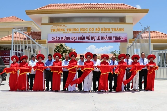 Các đại biểu cắt băng khánh thành Trường THCS Bình Thành.