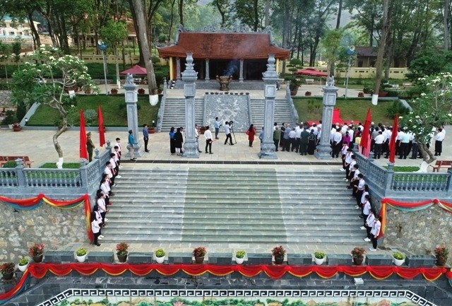 Lễ dâng hương tưởng nhớ Chủ tịch Hồ Chí Minh tại Nhà tưởng niệm Bác Hồ ở huyện Thuận Châu.