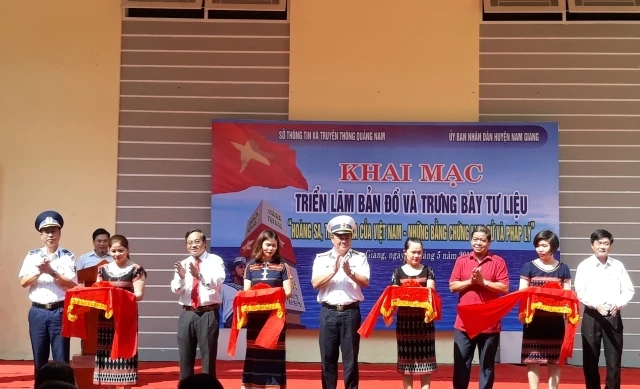 Cắt băng khai trương triển lãm về Hoàng Sa, Trường Sa tại huyện Nam Giang.