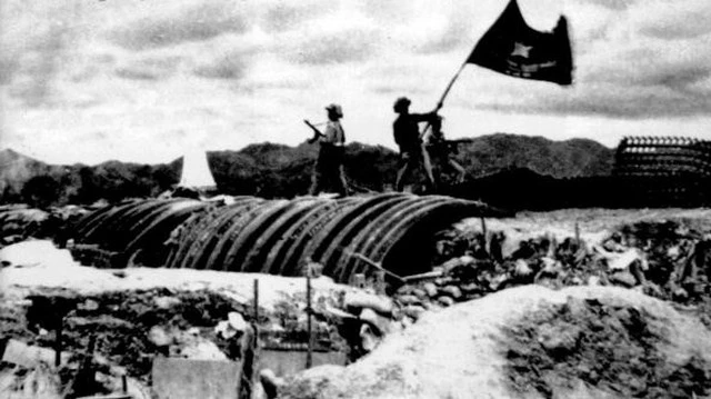 17 giờ 30 ngày 7-5-1954, bộ đội Việt Nam vẫy lá cờ chiến thắng trên nóc hầm của chỉ huy lực lượng Pháp, tướng De Castries.