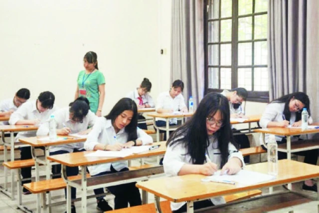 Học sinh Hà Nội trong kỳ thi tuyển sinh lớp 10 năm học 2018 - 2019. Ảnh: NHẬT NAM
