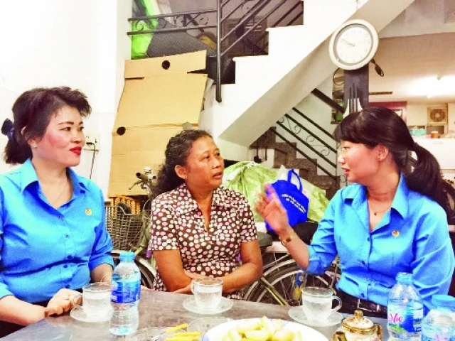 Đại diện lãnh đạo Liên đoàn Lao động thành phố thăm hỏi, động viên chị Mai Thị Kim Nhàn (ngồi giữa), ngụ phường 7, quận Phú Nhuận, bị tai nạn lao động phải nghỉ việc sớm.