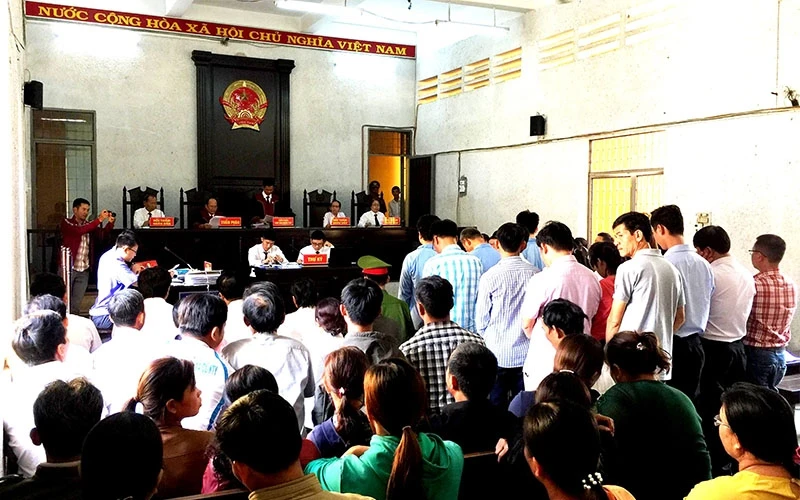 Đông đảo những người có liên quan đến vụ án và người dân huyện Krông Bông đến dự, theo dõi trong suốt tám ngày diễn ra phiên tòa.