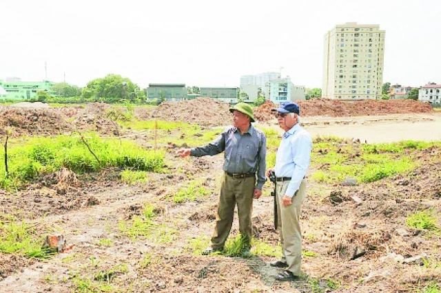 Phó Giáo sư Nguyễn Văn Huy (bên phải) khảo sát di chỉ Vườn Chuối.