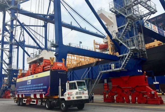 Container đầu tiên được xếp lên tàu lớn nhất từ trước tới nay vào cảng biển Hải Phòng.