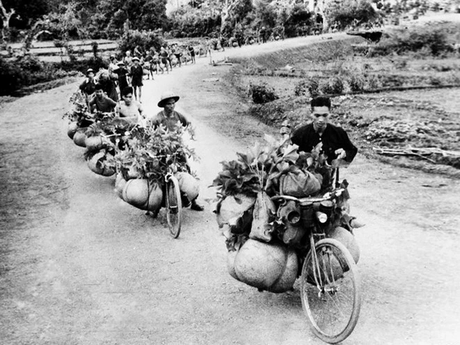 Dân công hỏa tuyến vận chuyển hàng hóa trong chiến dịch Điện Biên Phủ 1954. Ảnh: tư liệu.