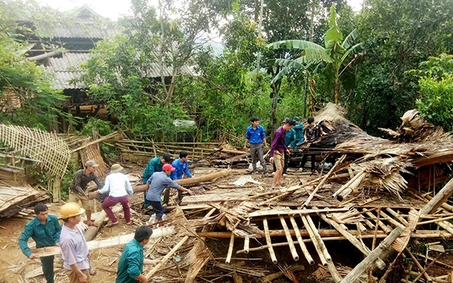 Lực lượng chức năng hỗ trợ người dân bản Pao 2, xã Quang Phong, huyện Quế Phong (Nghệ An) khắc phục hậu quả lốc xoáy. Ảnh: NGỌC TĂNG