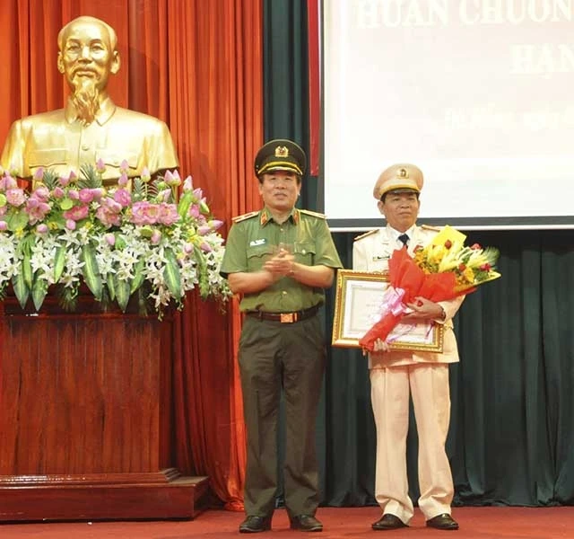 Thiếu tướng Vũ Xuân Viên trao Huân chương Chiến công hạng Ba cho Đại tá Trần Đình Liên.