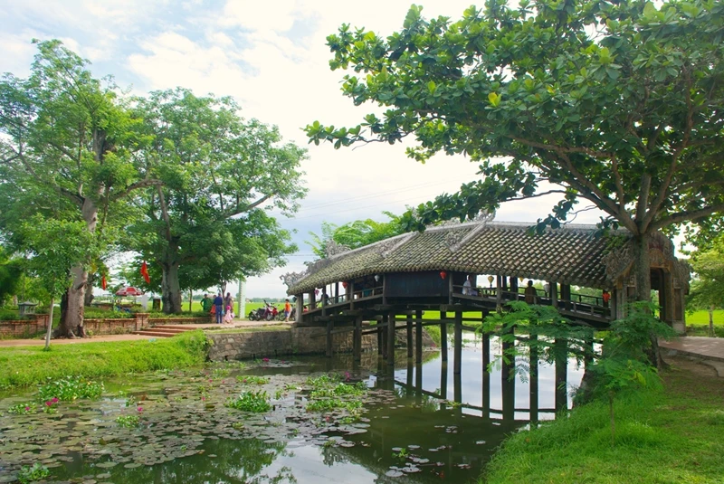 Là cây cầu gỗ rất quý hiếm bởi có giá trị nghệ thuật cao nhất trong tất cả các cây cầu cổ ở Việt Nam, cầu ngói Thanh Toàn được Bộ Văn hóa (nay là Bộ Văn hóa, Thể thao và Du lịch) công nhận là "Di tích