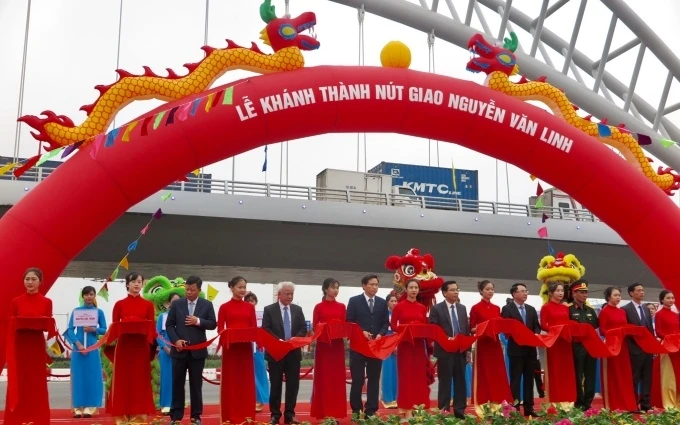 Khánh thành và đưa cầu vượt nút giao đường Nguyễn Văn Linh vào hoạt động.