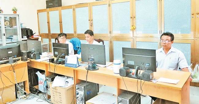 Người lao động trong giờ làm việc ở Ban quản lý chợ An Đông (quận 5).