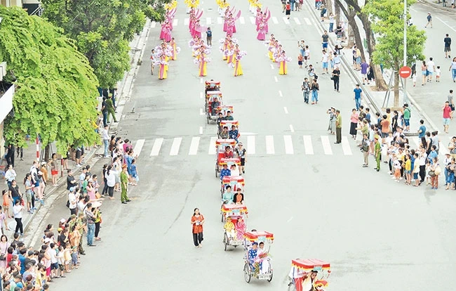 Hoạt động văn hóa nghệ thuật được trình diễn tại phố đi bộ chung quanh hồ Hoàn Kiếm dịp cuối tuần. Ảnh: MINH HÀ