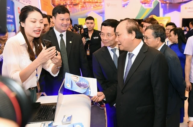 Thủ tướng Nguyễn Xuân Phúc tham quan triển lãm bên lề Diễn đàn quốc gia phát triển doanh nghiệp công nghệ Việt Nam trưng bày những sản phẩm "Make in Vietnam". Ảnh: TRẦN HẢI