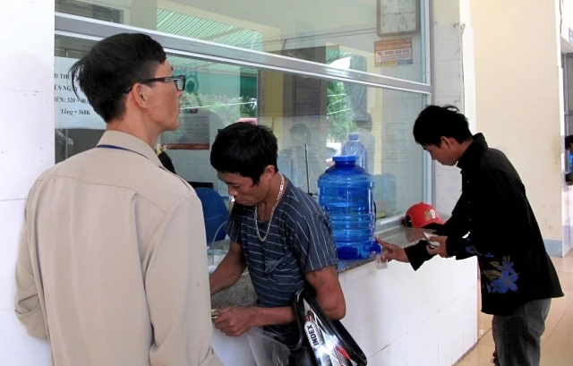 Người nghiện ma túy uống thuốc cai nghiện tại Trung tâm Phòng, chống HIV/AIDS tỉnh Điện Biên. 