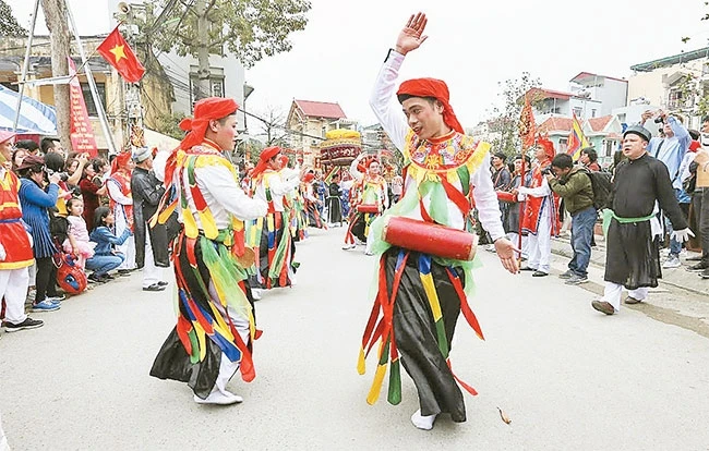 Múa trống bồng ở làng Triều Khúc (huyện Thanh Trì) - một di sản văn hóa liên quan đến Bố Cái Đại Vương Phùng Hưng được người dân trân trọng bảo tồn.