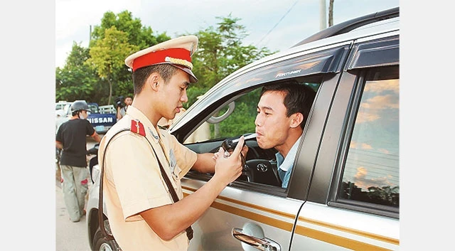 Cảnh sát giao thông tăng cường kiểm tra nồng độ cồn đối với lái xe. Ảnh: TUYÊN TUYÊN