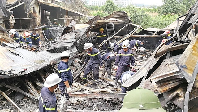 Lực lượng chức năng tìm kiếm nạn nhân trong vụ cháy ở phường Trung Văn (Nam Từ Liêm, Hà Nội). Ảnh: NHỊ TIẾN