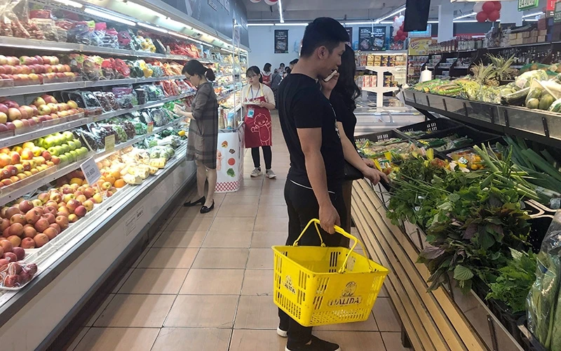 Người tiêu dùng mua hàng tại siêu thị FujiMart (Hà Nội). Ảnh: Ðăng Anh