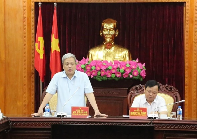 Đồng chí Vũ Văn Hà, Phó Tổng biên tập Tạp chí Cộng sản, phát biểu tại buổi sơ kết.