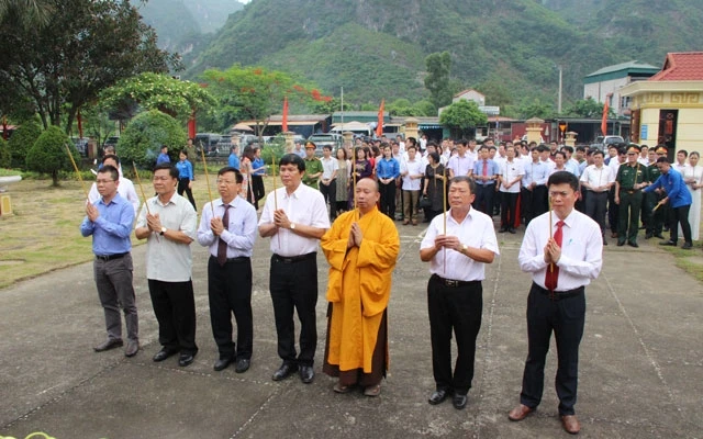 Các đại biểu dâng hương tại đài Chi Lăng.