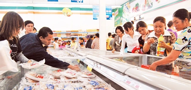 Người tiêu dùng mua thực phẩm tại siêu thị Hapro Kim Chung.