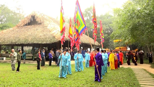 Lễ hội Cầu mùa của đồng bào dân tộc Tày xã Tân Trào được tổ chức hằng năm tại đình Tân Trào.