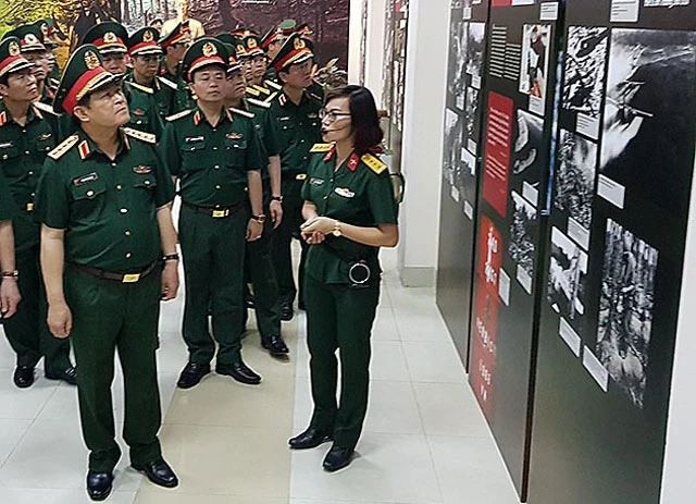 Đại tướng Ngô Xuân Lịch, Ủy viên Bộ Chính trị, Bộ trưởng Quốc phòng tham quan và làm việc tại Bảo tàng Đường Hồ Chí Minh.
