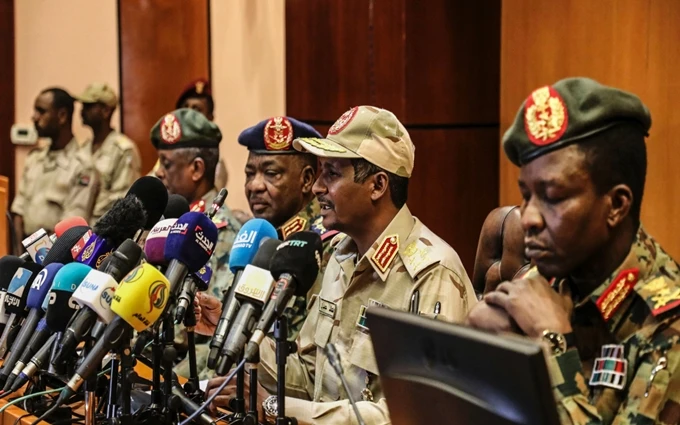 Tướng Mohamed Hamdan Dagalo, Phó Chủ tịch TMC (thứ hai từ bên phải sang) phát biểu ý kiến tại cuộc họp báo tại Khartoum, ngày 30-4. (Ảnh: Reuters)