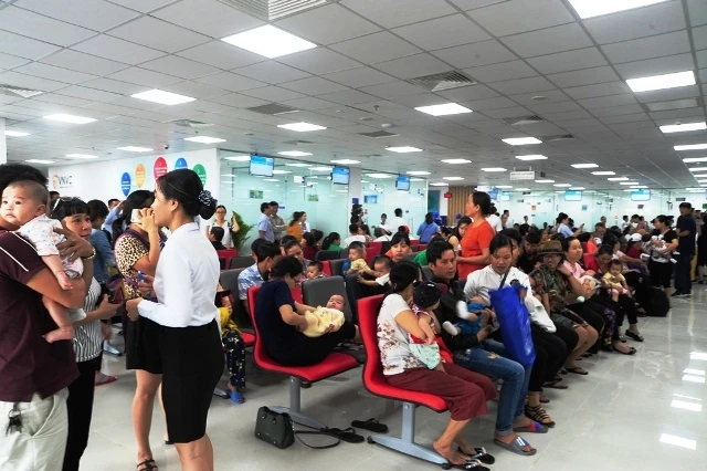 Hàng nghìn người đưa trẻ đến tiêm phòng tại Trung tâm tiêm chủng VNVC Đà Nẵng sáng 15-5.