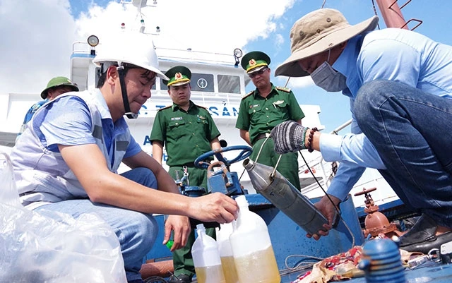 Lực lượng Bộ đội Biên phòng kiểm tra và tạm giữ tàu buôn lậu xăng, dầu trên vùng biển tỉnh Bà Rịa - Vũng Tàu. Ảnh: ANH TUẤN